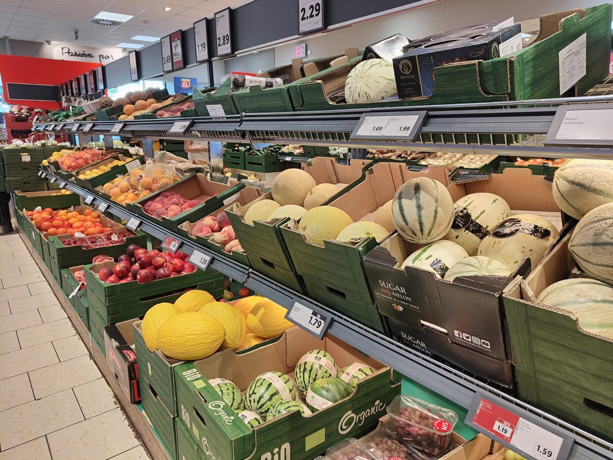 Estante de frutas de un establecimiento de la cadena de supermercados.