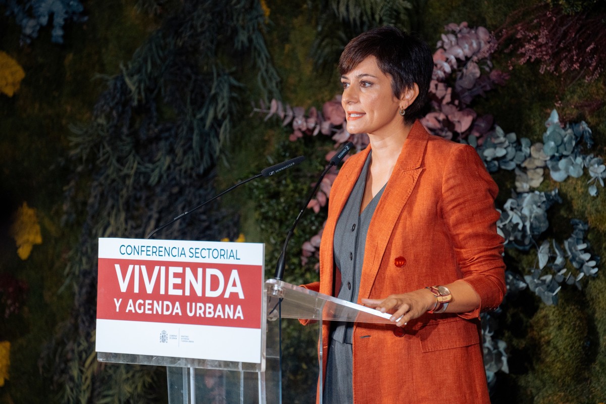 La ministra de Vivienda, Isabel Rodríguez, durante una rueda de prensa, antes de la Conferencia Sectorial de Vivienda con los responsables autonómicos, en la sede del Ministerio, a 3 de octubre de 2024, en Madrid (España).