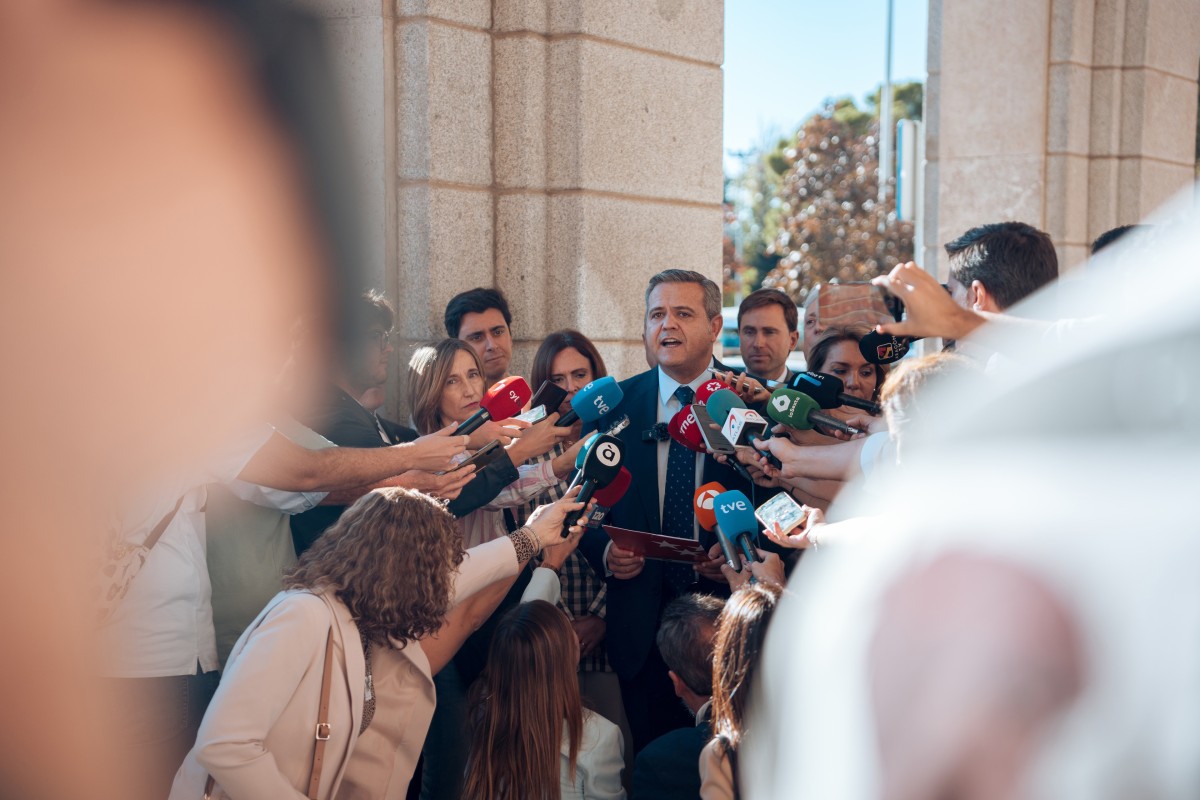 El consejero de Vivienda, Jorge Rodrigo, ofrece declaraciones a los medios a su llegada a la Conferencia Sectorial de Vivienda, en la sede del Ministerio, a 3 de octubre de 2024, en Madrid (España). 