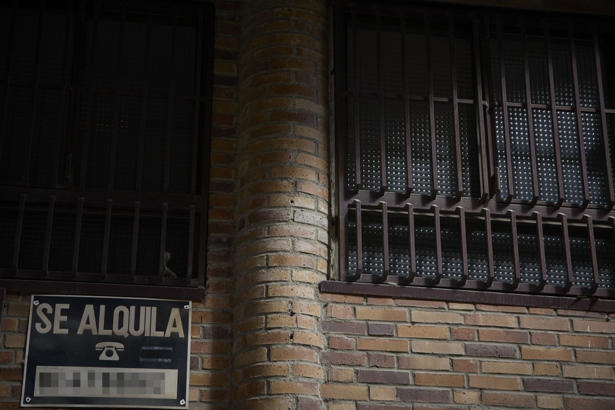 Carteles de se alquila en el barrio de Almagro, en Madrid (España)