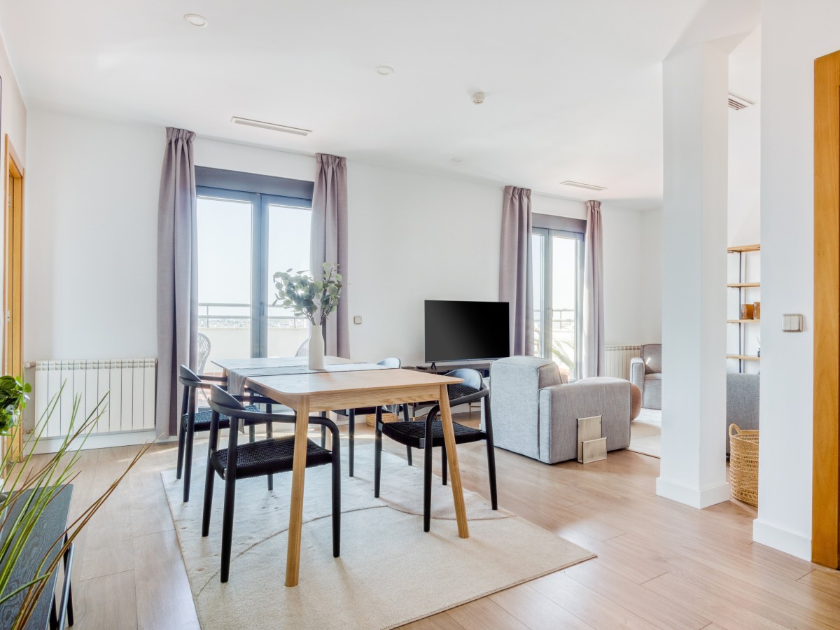 Este proyecto subraya la tendencia creciente en Madrid y otras ciudades europeas de aprovechar espacios de oficinas vacías/vacantes o infrautilizados, adaptándolos a las nuevas necesidades del sector turístico.