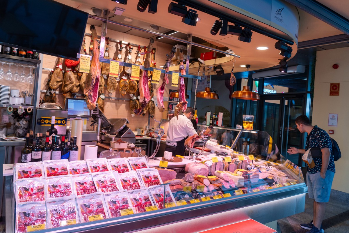 Puestos de alimentos en un mercado