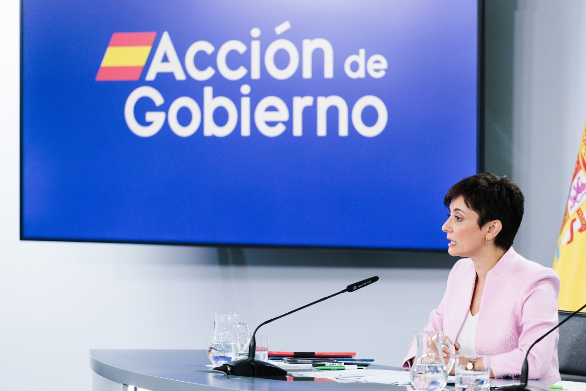 La ministra de Vivienda y Agenda Urbana, Isabel Rodríguez, durante una rueda de prensa posterior a la reunión del Consejo de Ministros, en el Palacio de La Moncloa, a 15 de octubre de 2024, en Madrid (España).