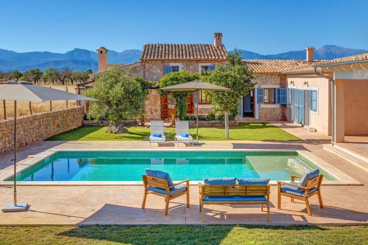 Half of holiday apartment owners in Spain support regulations to benefit local residents.