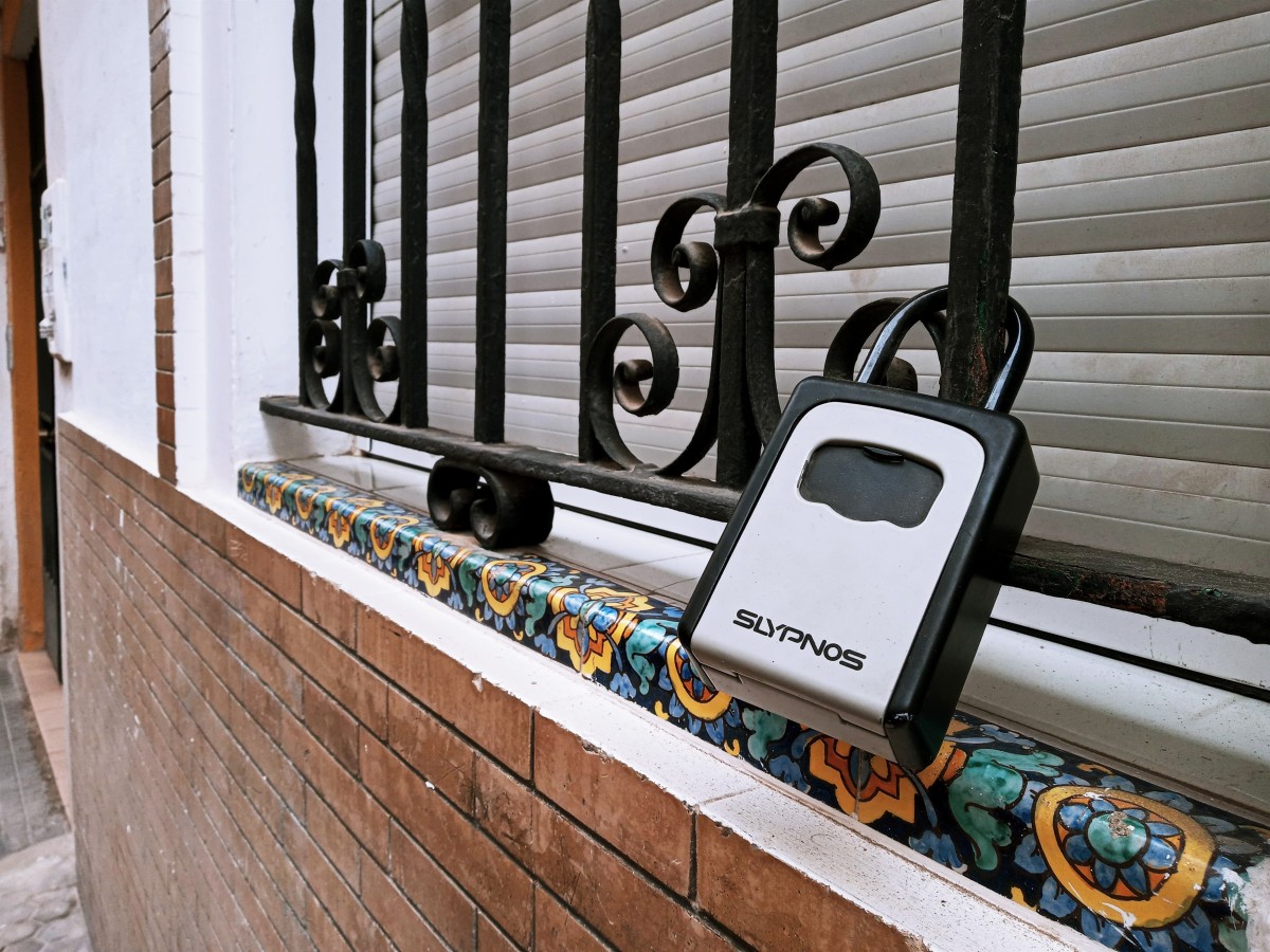 File - A padlock with the keys to a tourist apartment in the historic center.
