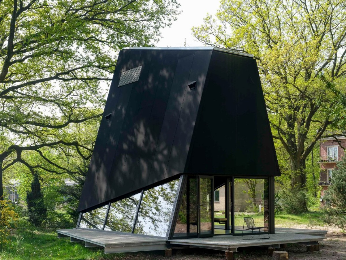 Stay Under the Radar es obra de los diseñadores Sander van Schaik y Robert-Jan de Kort y se encuentra en un anitguo aeródromo militar camuflado como instalaciones agrícolas.