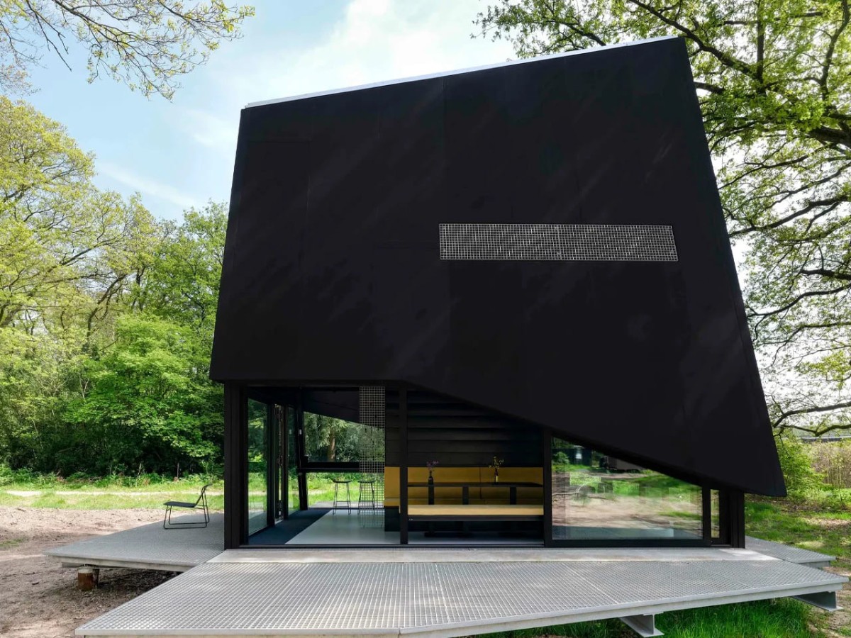 El diseño fusiona historia militar y diseño futurista, integrando elementos inspirados en el famoso avión F-117 Nighthawk, un ícono de la aviación furtiva. 