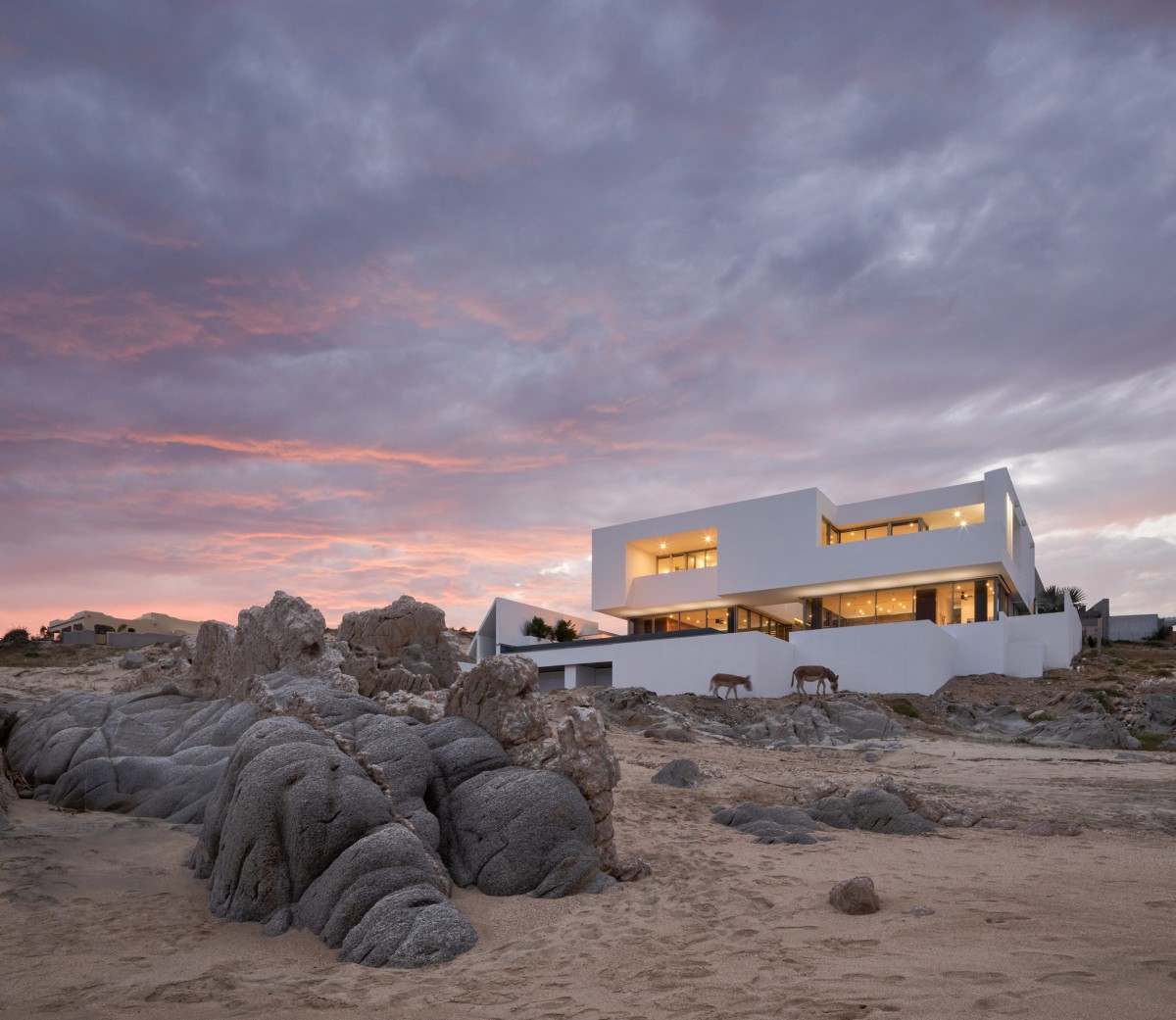 El proyecto está situado en la costa de Los Zacatitos, en Baja California en México, con un diseño de Campos Studio.