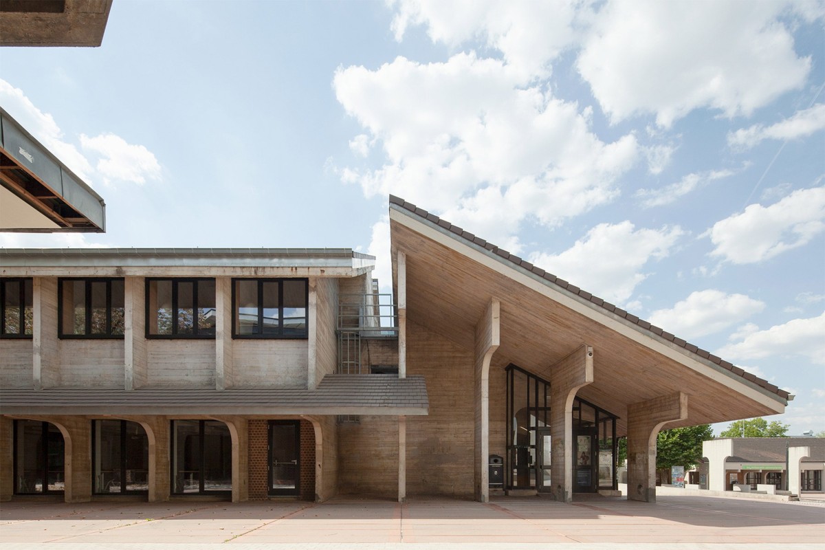 El estudio de arquitectura Archipelago ha transformado una antigua oficina de correos, originalmente diseñada por André Jacqman, en un centro de aprendizaje.