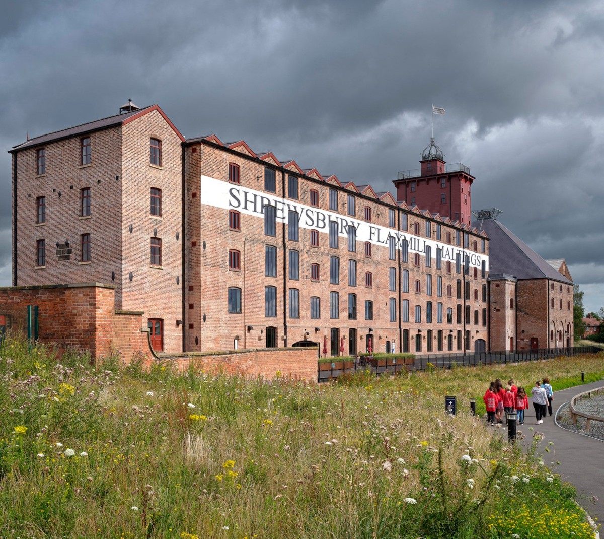 La antigua fábrica Shrewsbury Flaxmill Maltings, construida originalmente en 1797, ha sido intervenida por el estudio Feilden Clegg Bradley Studios (FCBS).