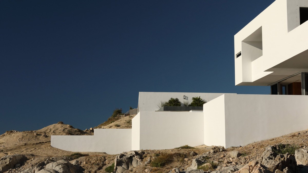 El estudio ha diseñado una casa escultural que destaca por sus formas blancas y un voladizo pronunciado que homenajea tanto el cielo como el océano.
