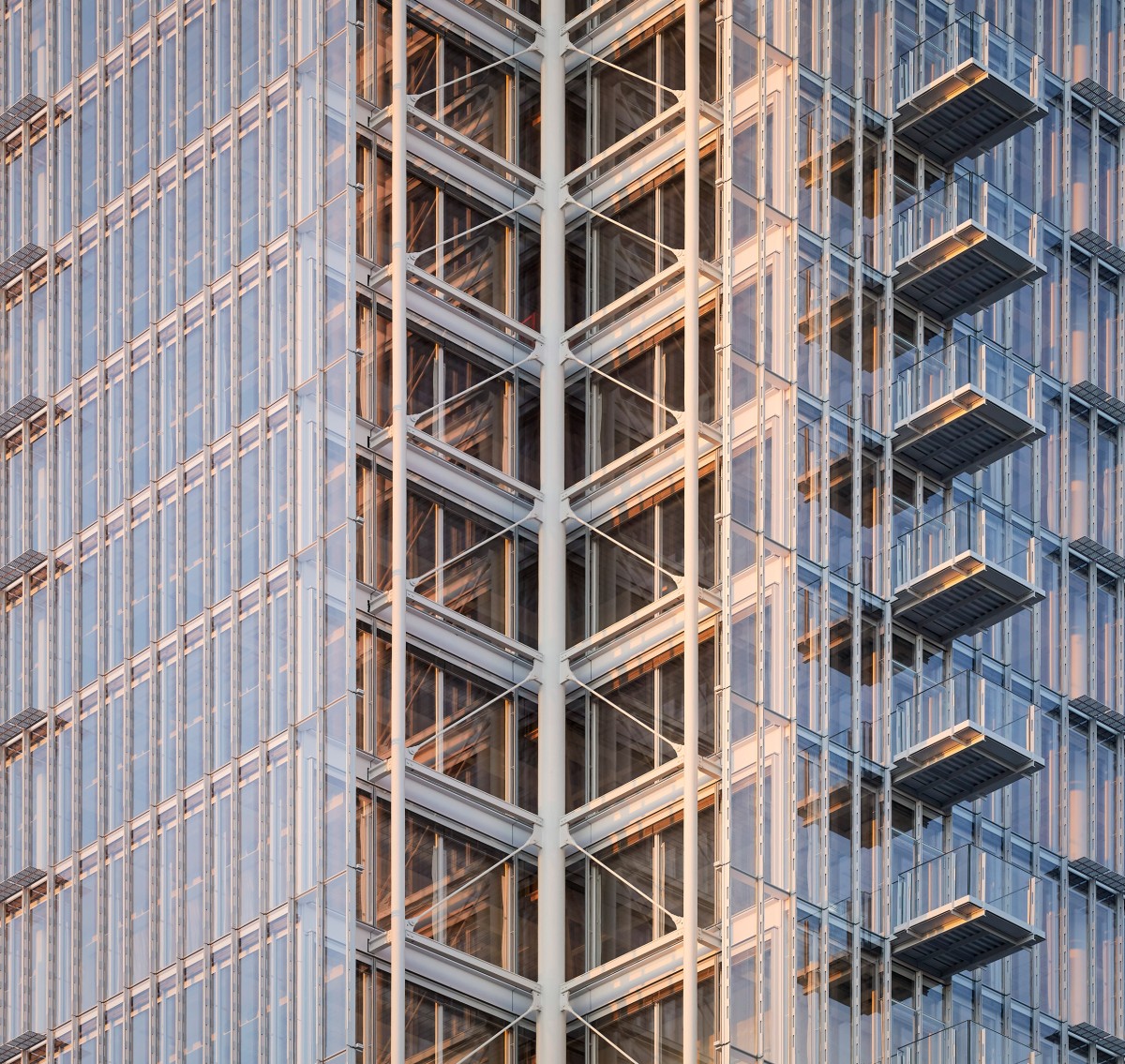 El edificio se articuló exponiendo su estructura y trabajando en las fachadas para hacerlas más sutiles.