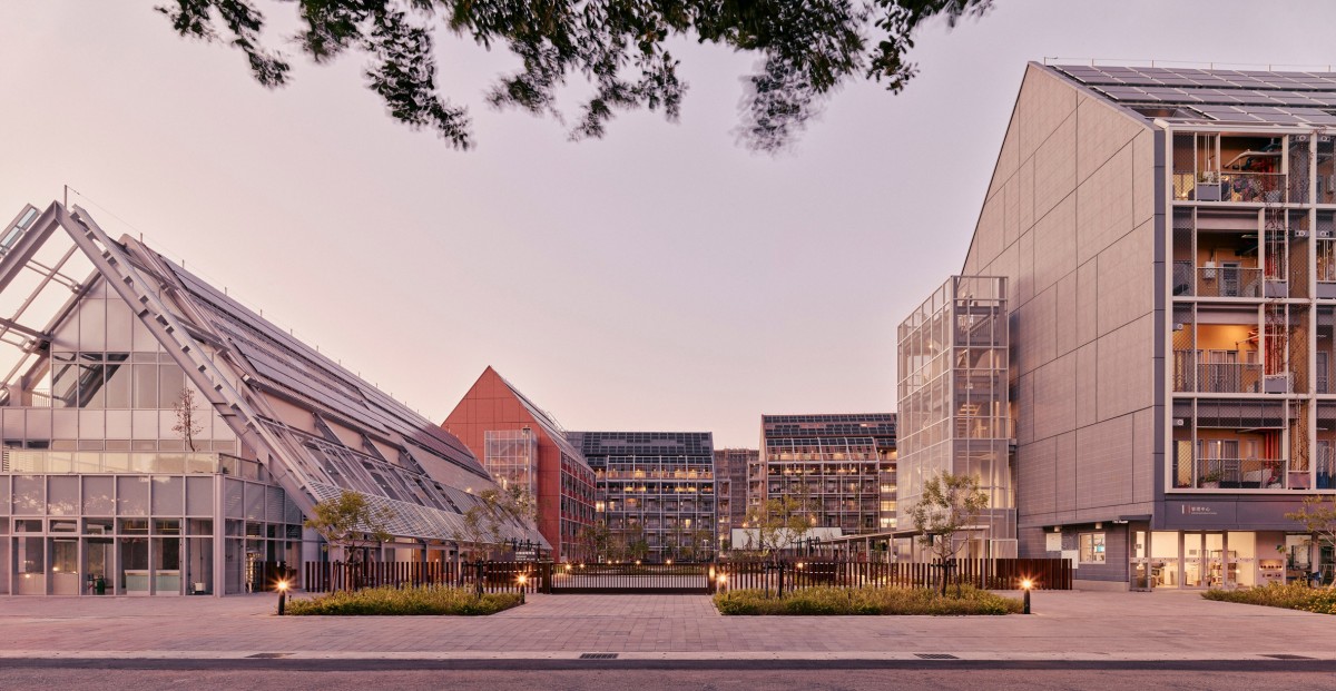 Aunque los bloques son modulares, se les ha dado una identidad visual única a través del uso de diferentes colores externos.