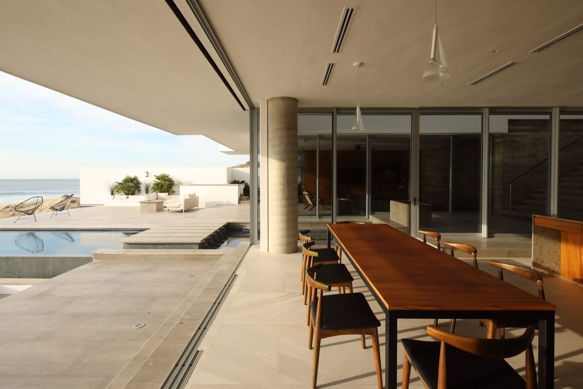 El primer nivel acristalado que integra las áreas comunes y es sombreado por un profundo voladizo.