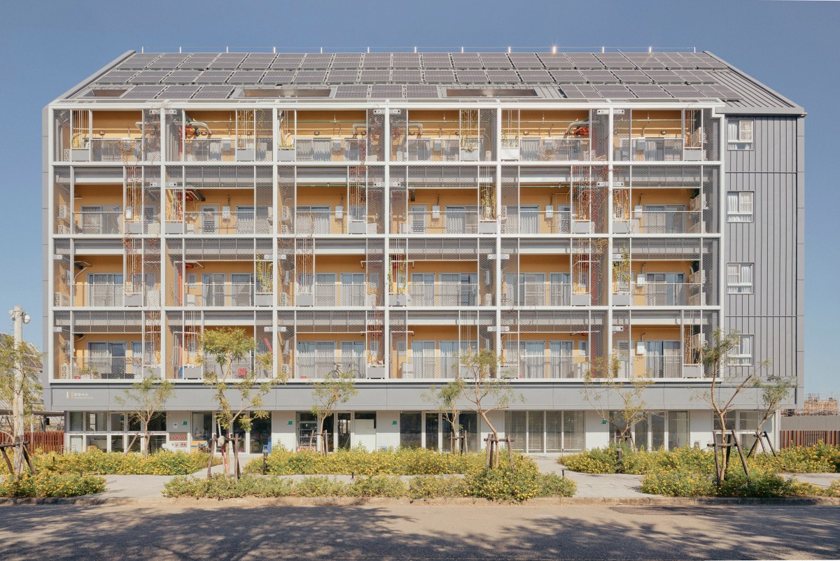 Hay sistemas que hacen que el mantenimiento sea más sencillo, como por ejemplo, tuberías instaladas externamente en las fachadas metálicas para permitir un acceso fácil.