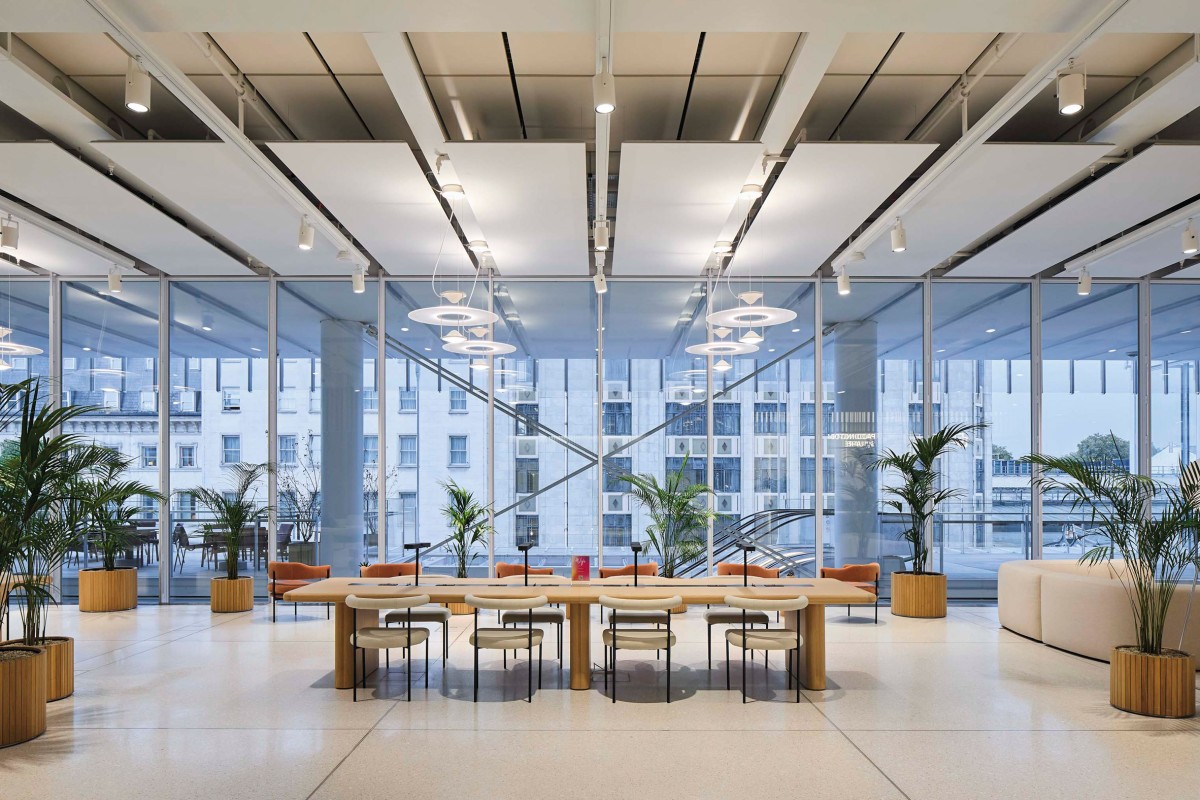 El edificio alberga 14 plantas de oficinas y cuenta con espacios adicionales como un gimnasio y áreas comerciales.