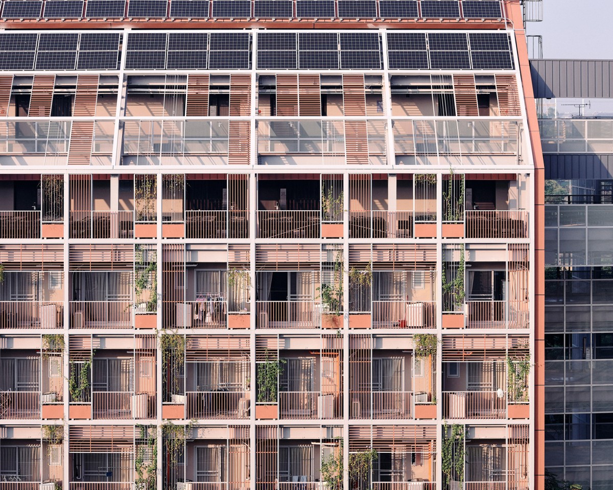 El uso de terrazas y balcones maximizan el acceso a la luz natural y están diseñados para facilitar la ventilación y el confort en un clima tropical como el de Taiwan.