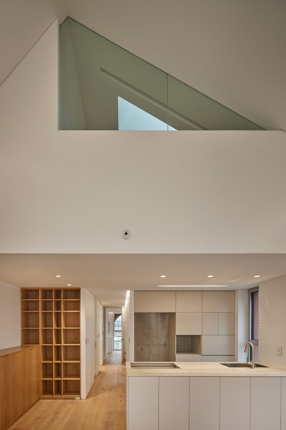Los estudios ocupan el cuarto piso, mientras que las dos plantas superiores alojan apartamentos de una habitación, algunos con ático adicional. 