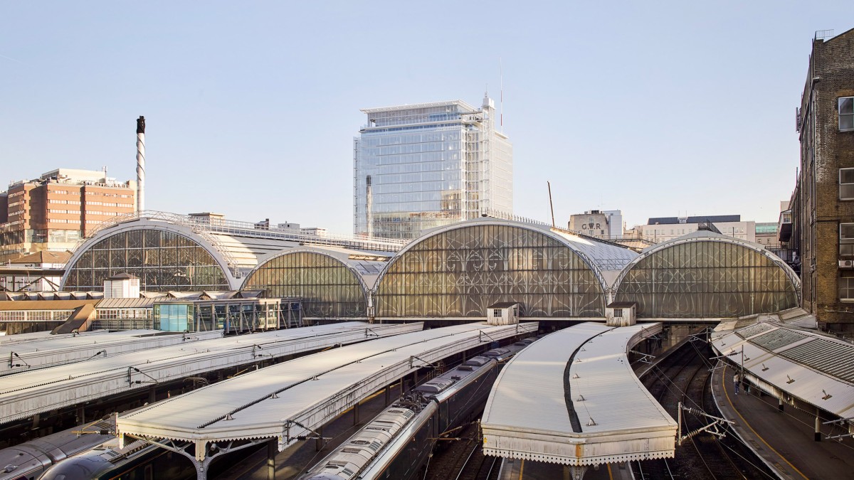 El diseño también se inspira en la arquitectura de la estación de Paddington, donde las fachadas imitan el "encaje" arquitectónico de la estación, jugando con la luz y los detalles.