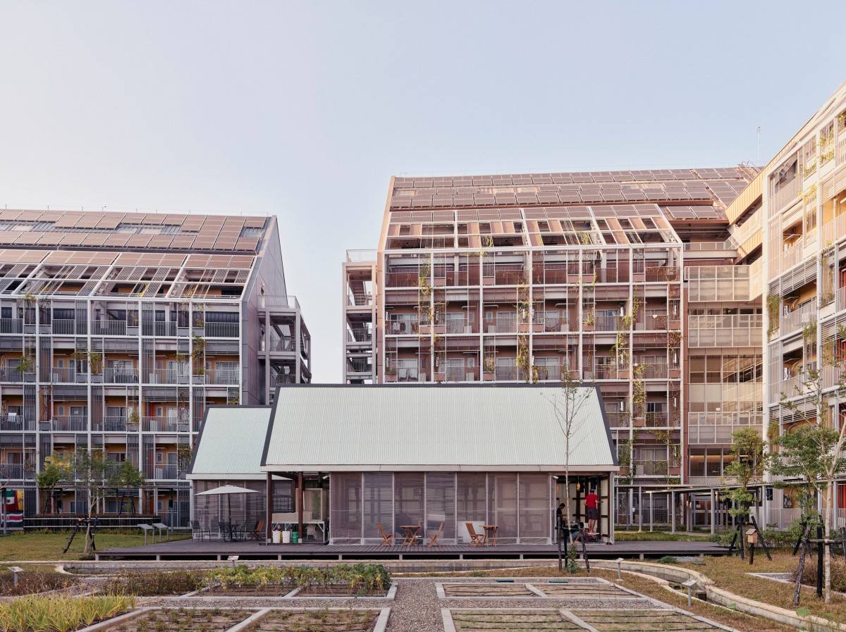 En el corazón del complejo, se encuentra una serie de volúmenes más pequeños con tejados a dos aguas revestidos en policarbonato, que albergan una cocina común.