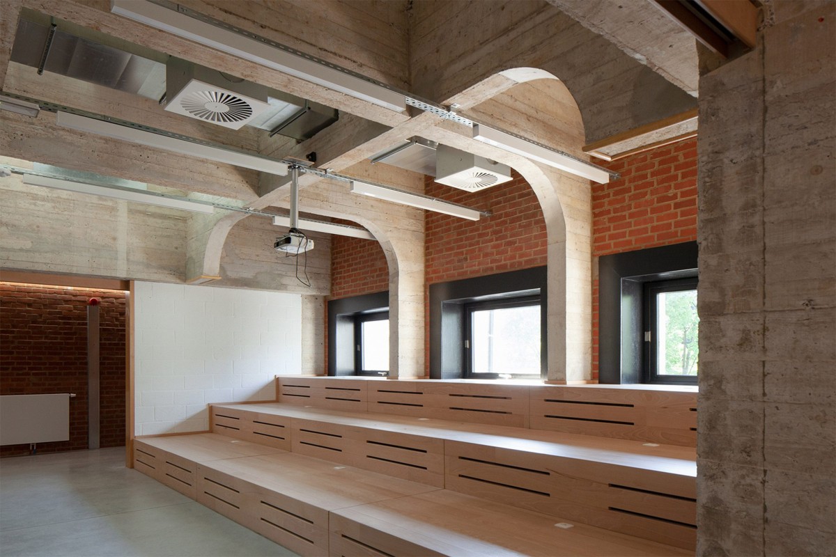 Se incluyeron mamparas de cristal con marcos de madera, mientras que los sistemas de ventilación e iluminación se dejaron a la vista, con estética industrial pero moderna.