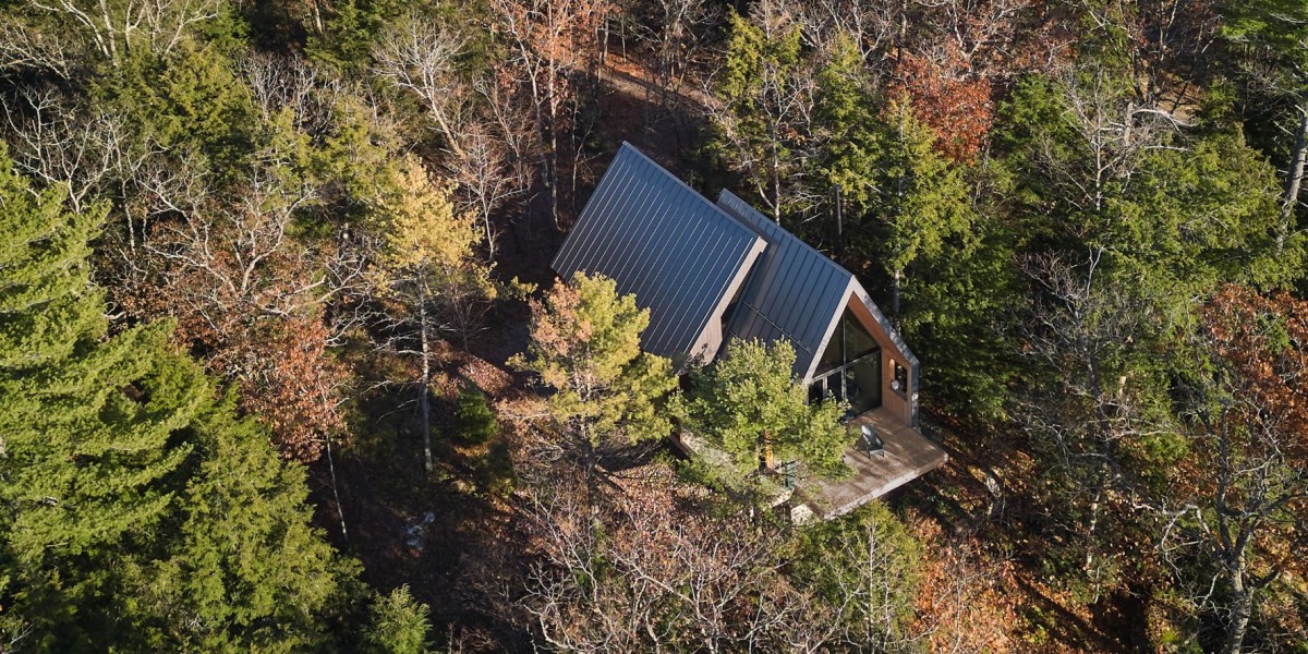 La cabaña está marcada por un tejado dividido, lo cual es una versión contemporánea de la clásica estructura en forma de A, pero con una interpretación más angular.