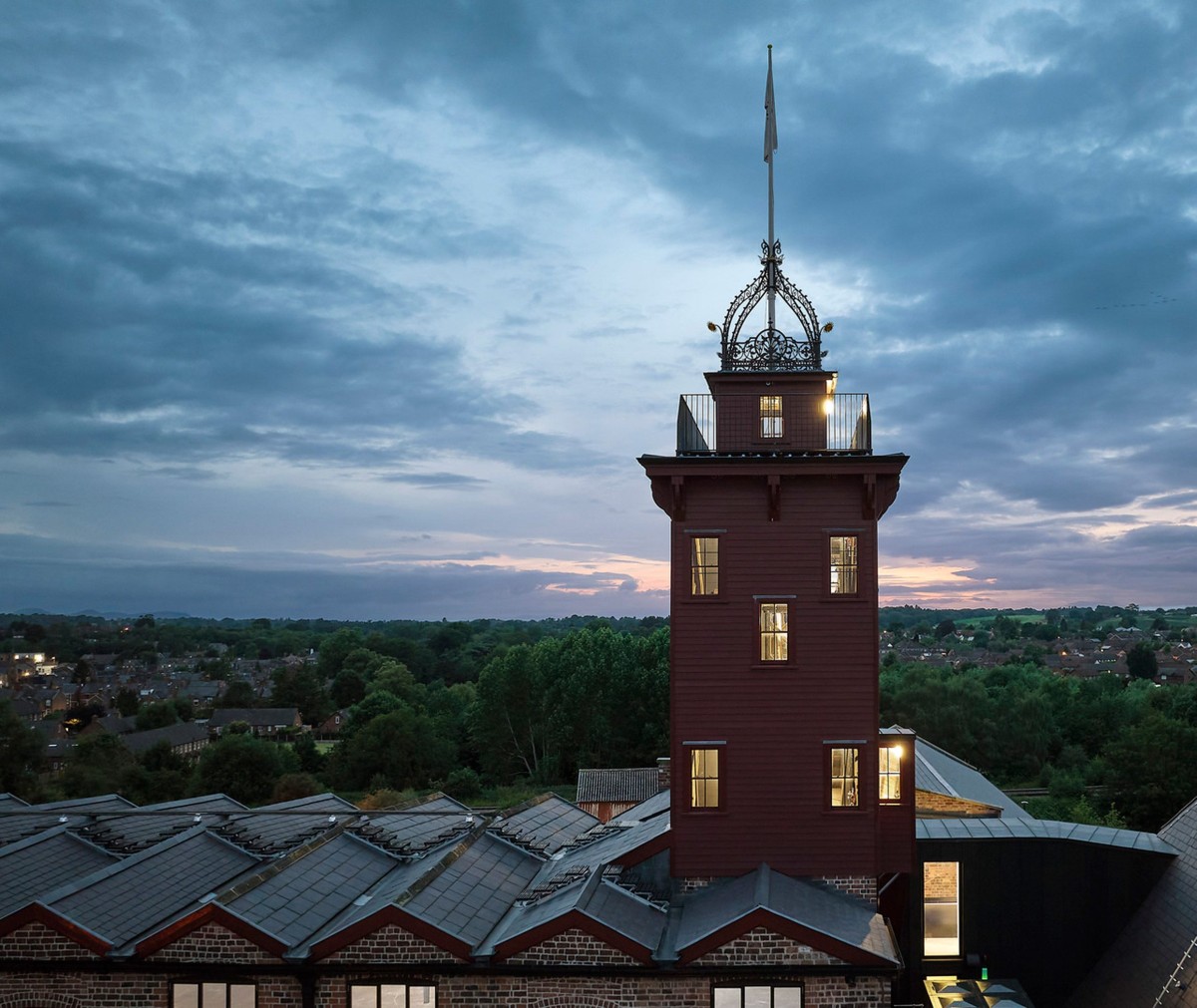 La Torre del Jubileo se encuentra en el centro del edificio y los visitantes pueden subir para disfrutar de vistas panorámicas de la ciudad.
