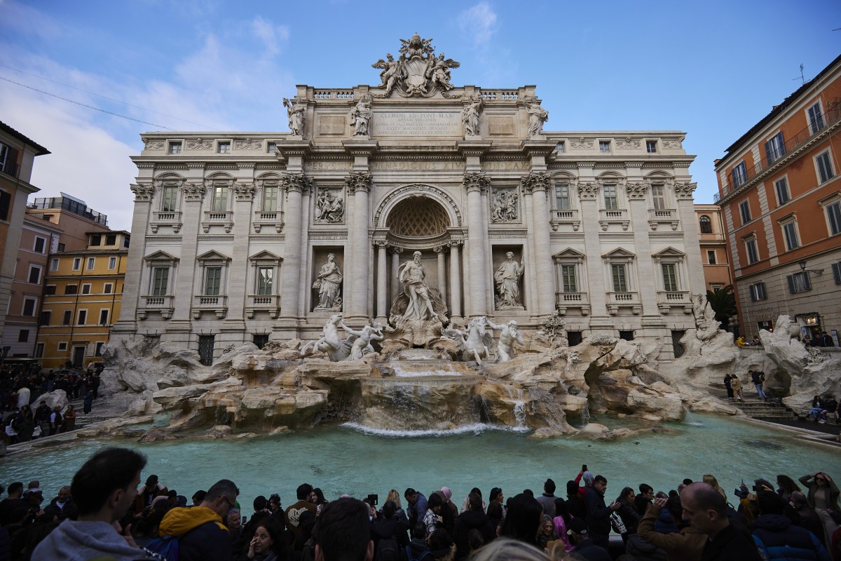 Obras de mantenimiento en la Fontana Di Trevi. Se estudia si cobrar entrada a los turistas