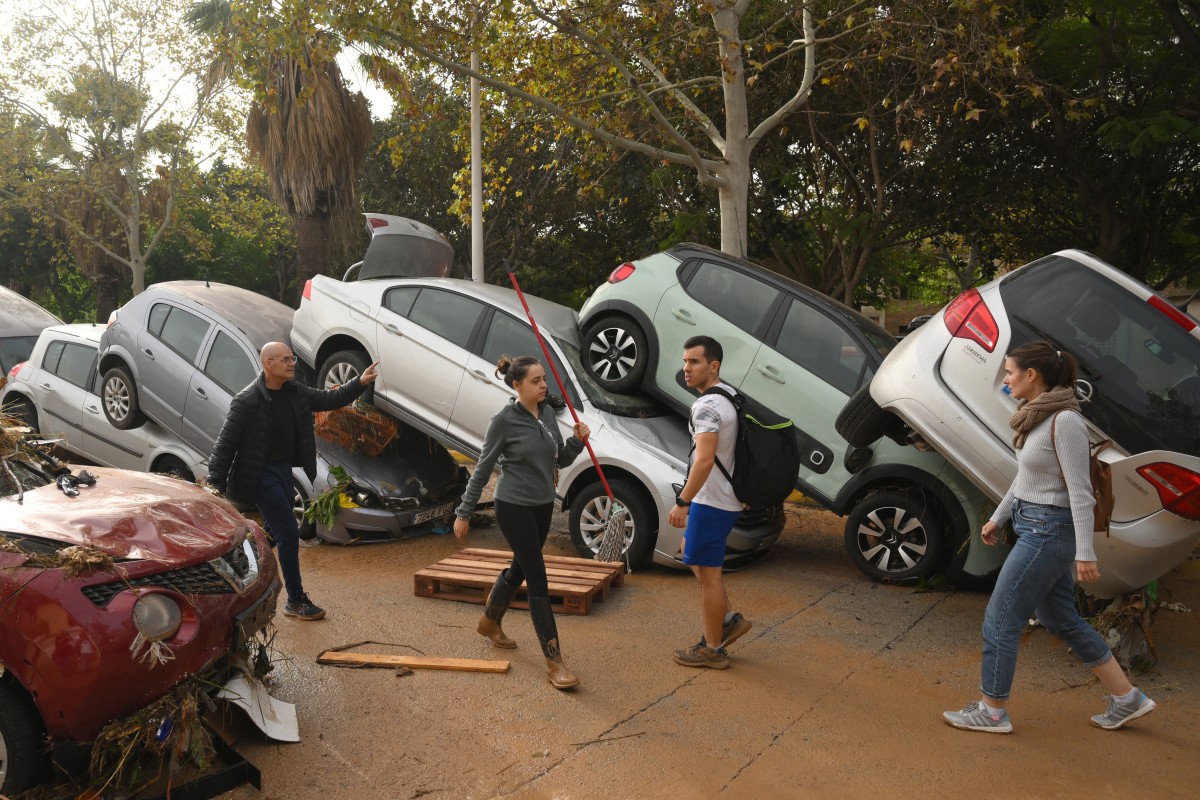Coches apilados por la fuerza del agua en las inundaciones de Valencia