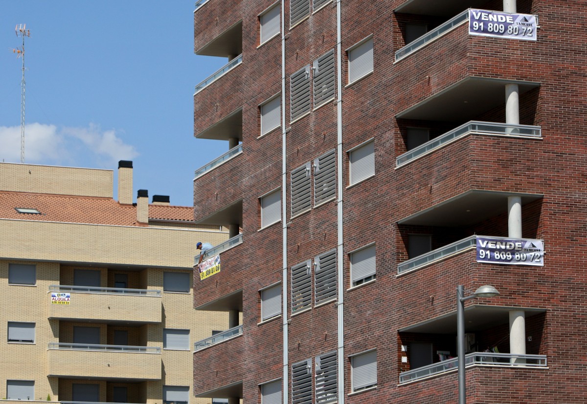 Bloques de viviendas con carteles de venta