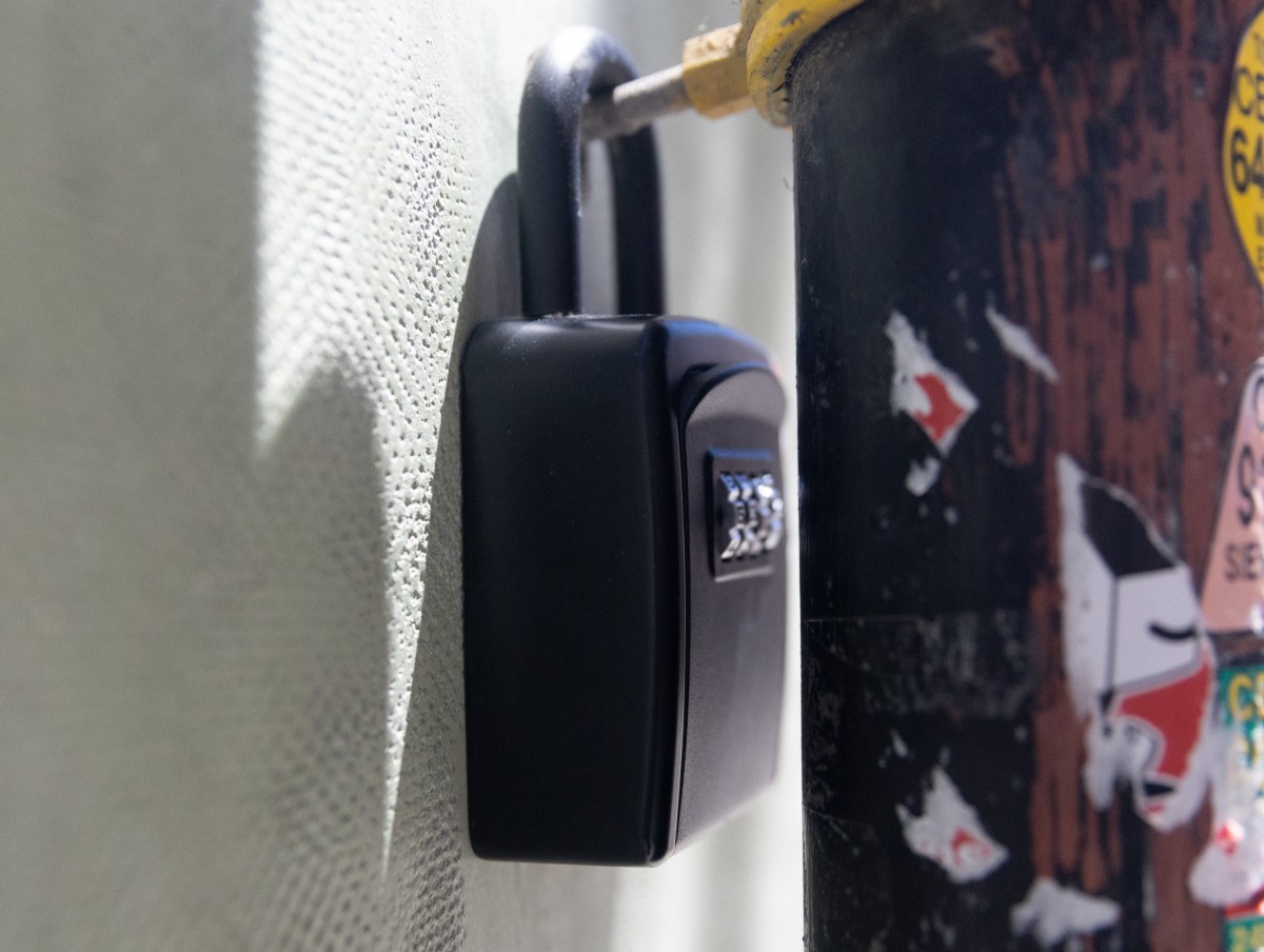 Arxiu - Caixa de seguretat per a les claus d´un pis de lloguer turístic.