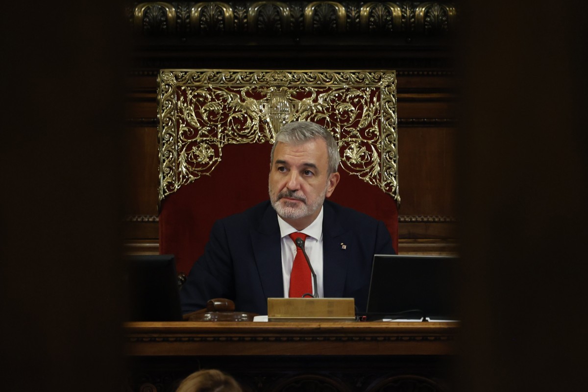 El alcalde de Barcelona, Jaume Collboni, durante el último pleno de la exalcaldesa de Barcelona y líder de los Comuns en el Ayuntamiento