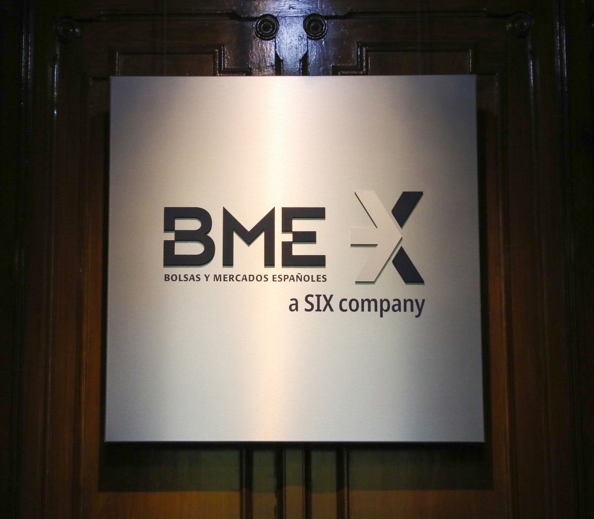 Un panel de las Bolsas y Mercados Españoles en el Palacio de la Bolsa, en Madrid (España)