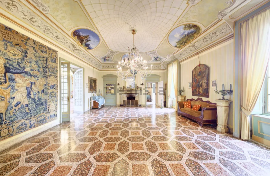 Castillo del siglo XVIII en Piamonte (Italia)