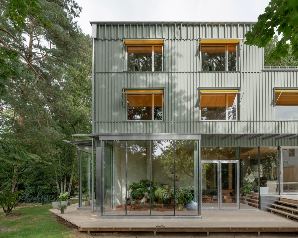 Babendiekstraße 23 es un dúplex de madera ubicado en una zona arbolada de Hamburgo (Alemania), bajo proyecto del estudio de arquitectura NOTO.