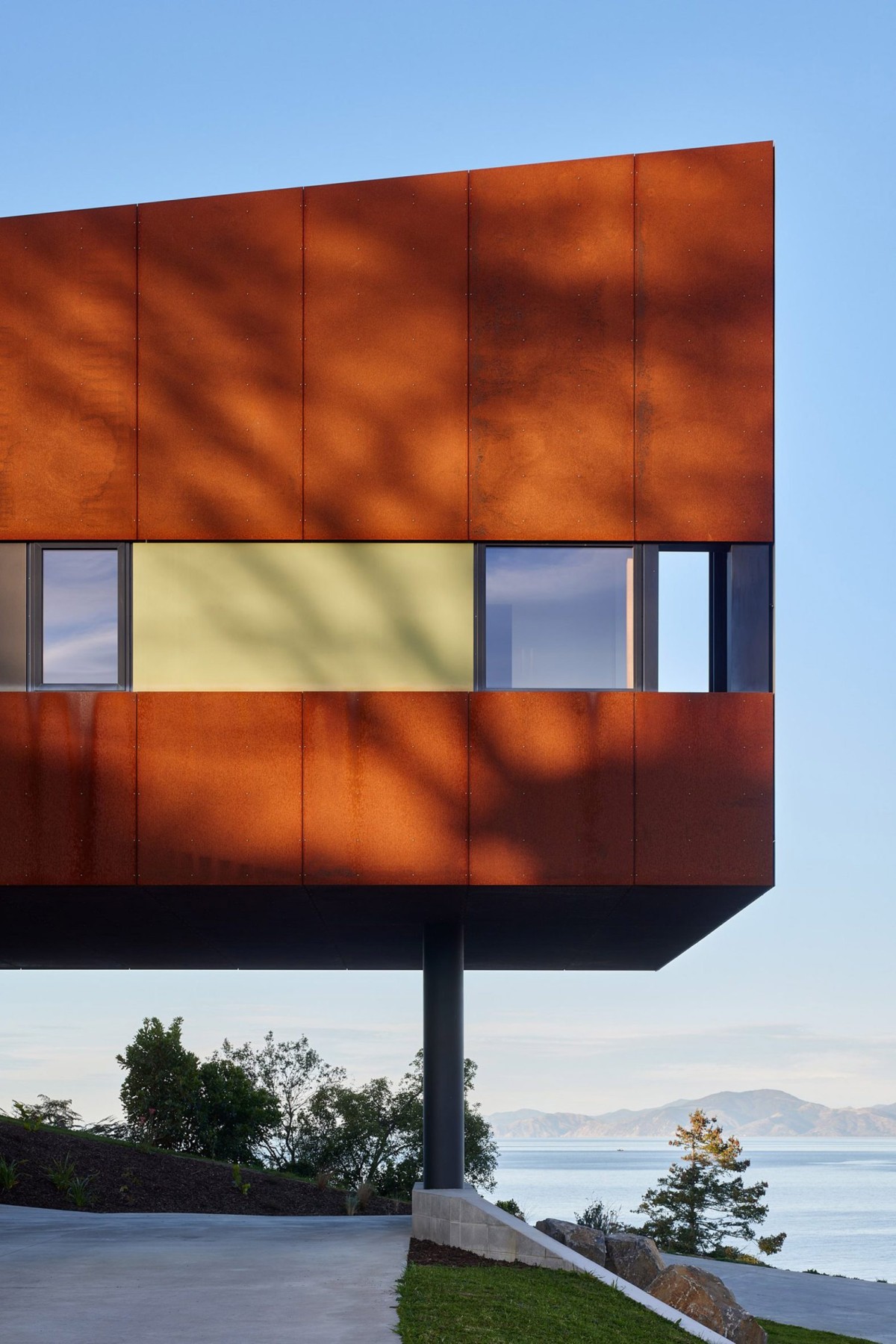 La parte que se sitúa sobre la vaguada inclinada tiene soportes de pilotes que elevan la vivienda.