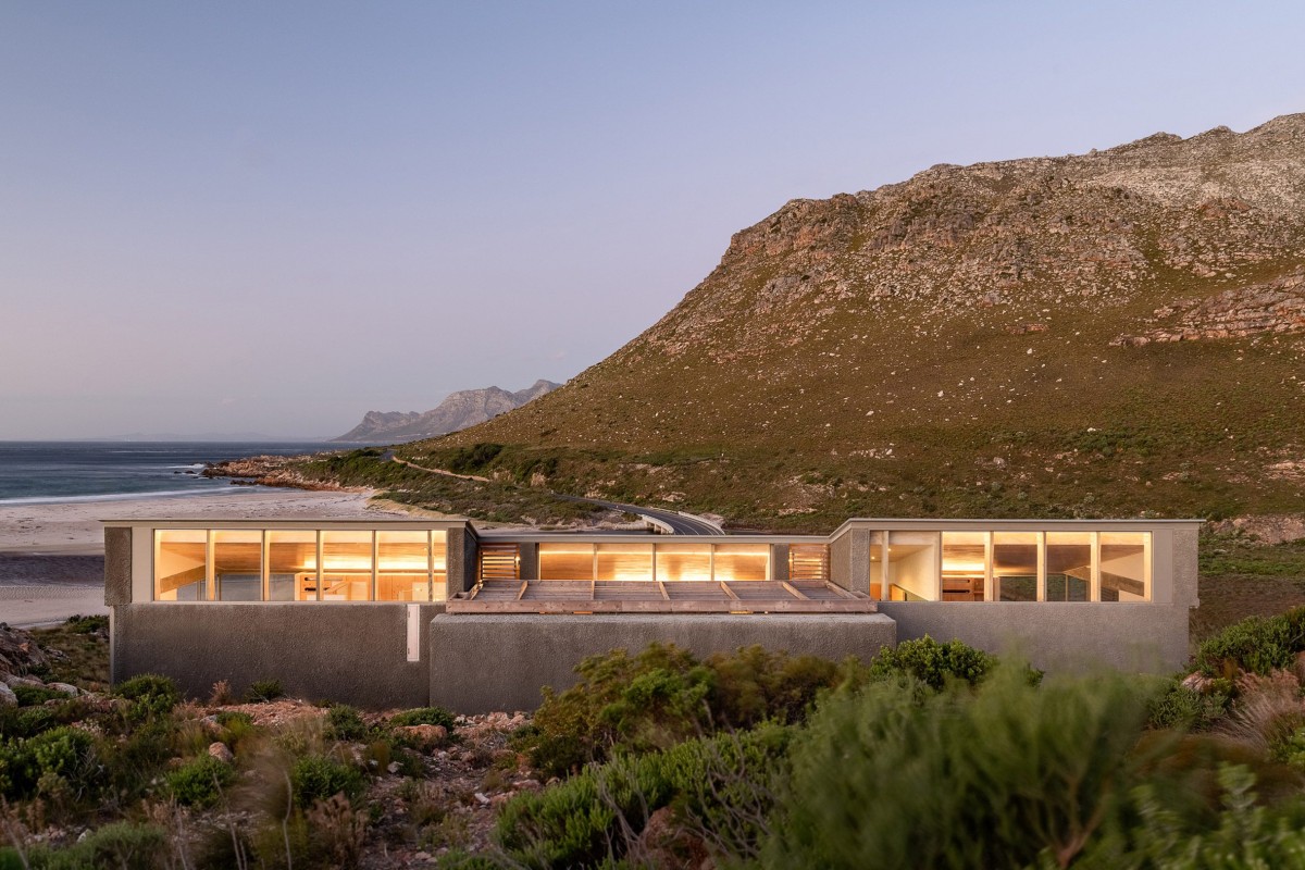 En la fachada sur está el patio de entrada, creando un espacio protegido para disfrutar de las frías tardes de invierno alrededor de una chimenea central abierta.