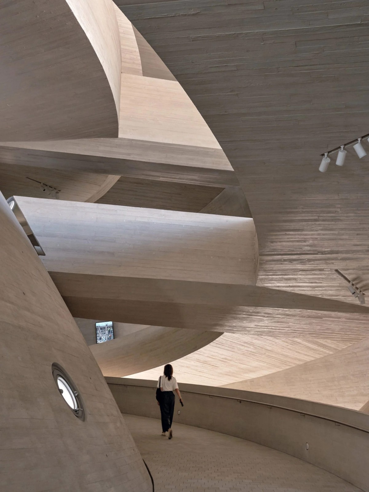 El interior de la torre ofrece una experiencia visual y sensorial en sus rampas peatonales, distribuyendo espacios de exposición dotados de pantallas digitales y proyecciones.