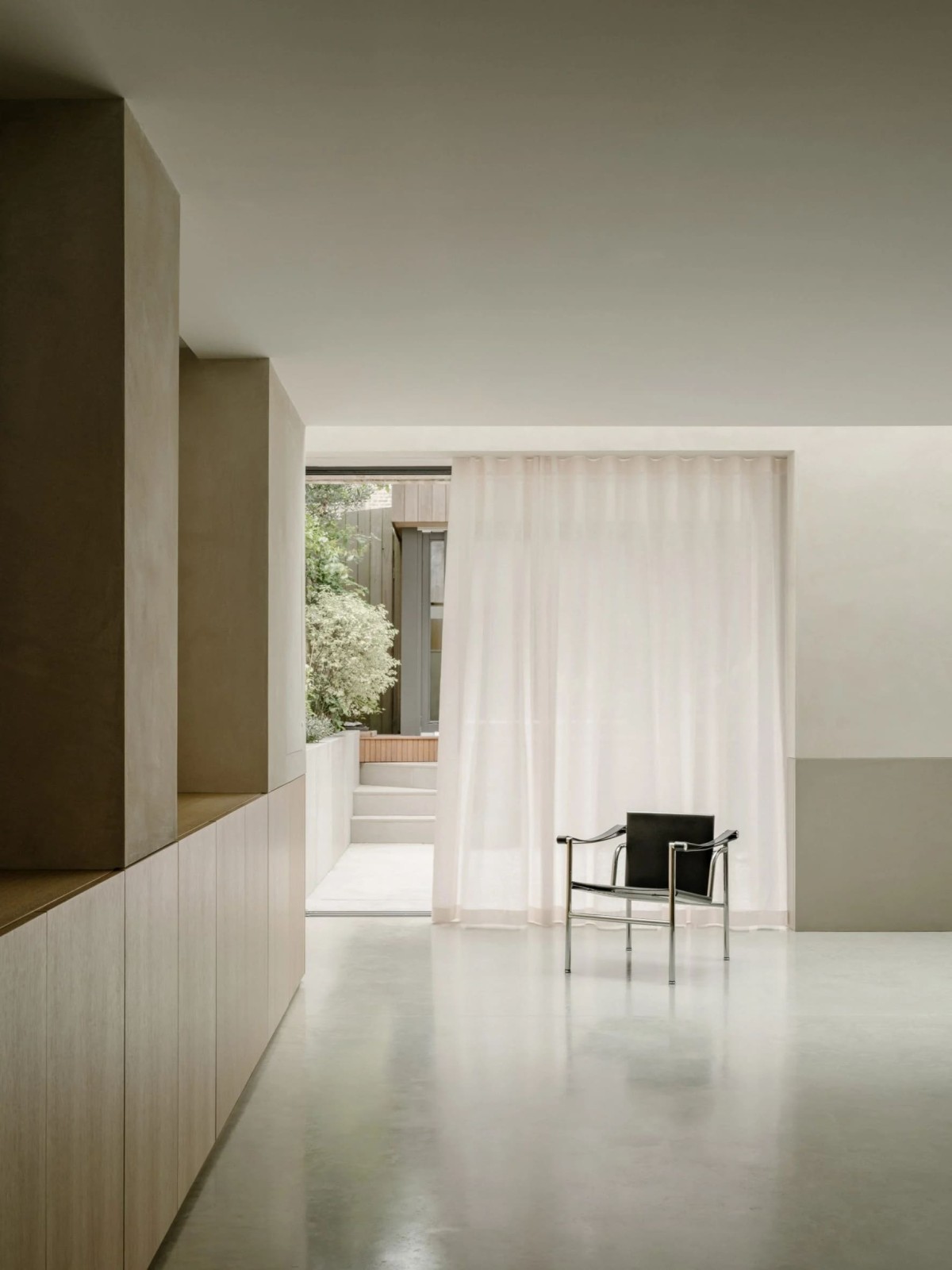 La amplitud y luminosidad de la claraboya evita que el interior se perciba como un espacio cerrado, aportando en cambio un ambiente cálido y espacioso.