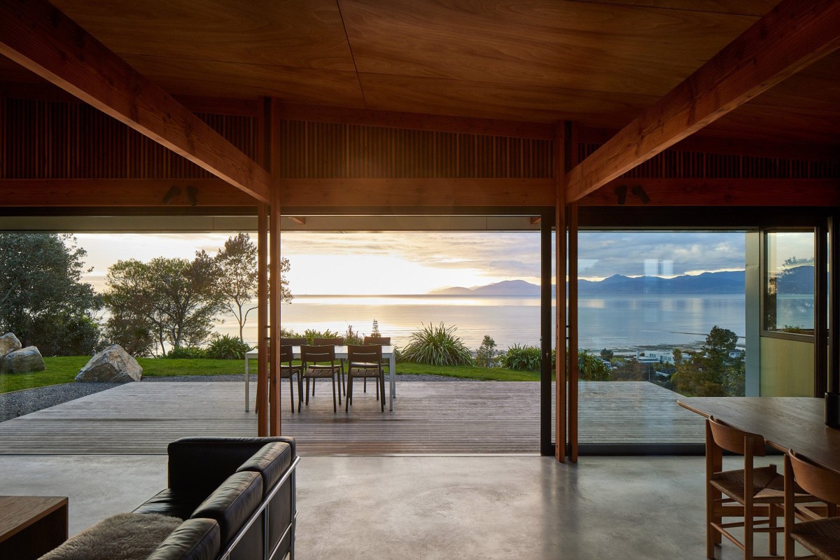 El diseño de amplios ventanales en todo el perímetro permiten disfrutar del paisaje, con vistas hacia la bahía de Tasmania.