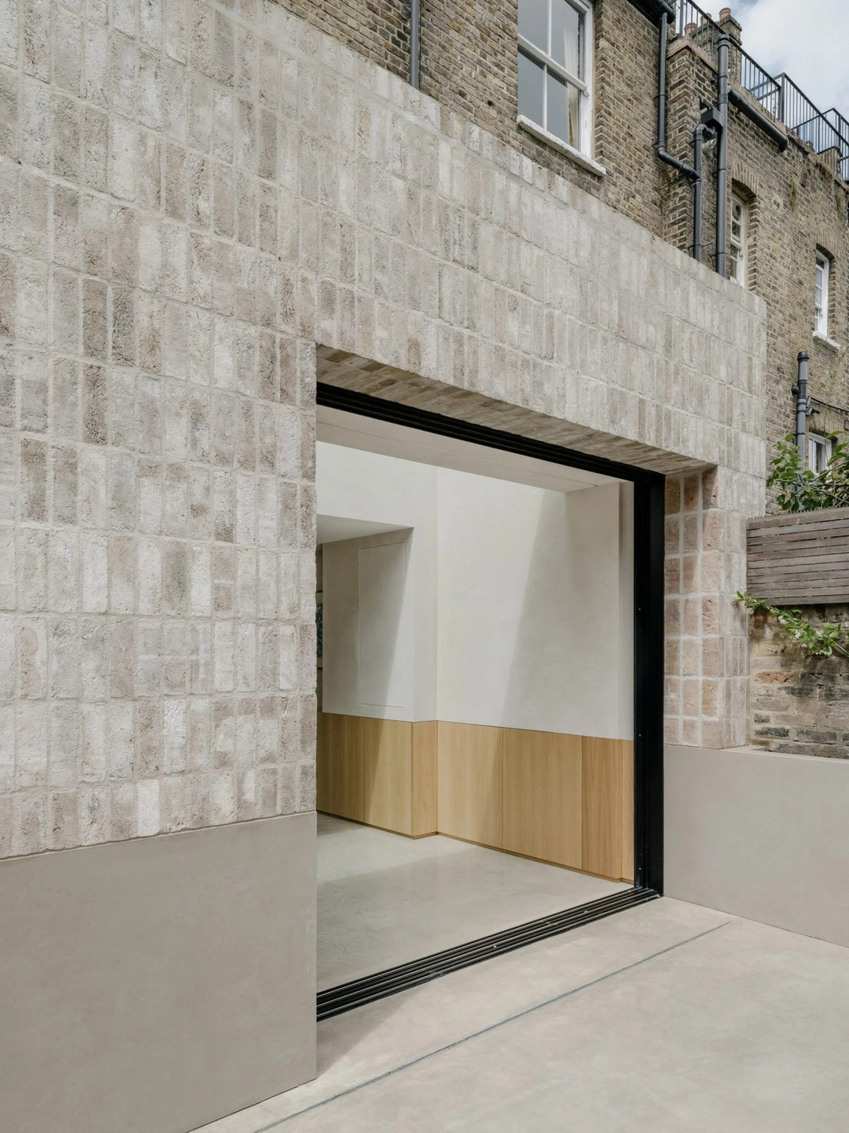 La fachada exterior de la ampliación mantiene la estética victoriana, con ladrillo claro colocado en una unión apilada vertical.