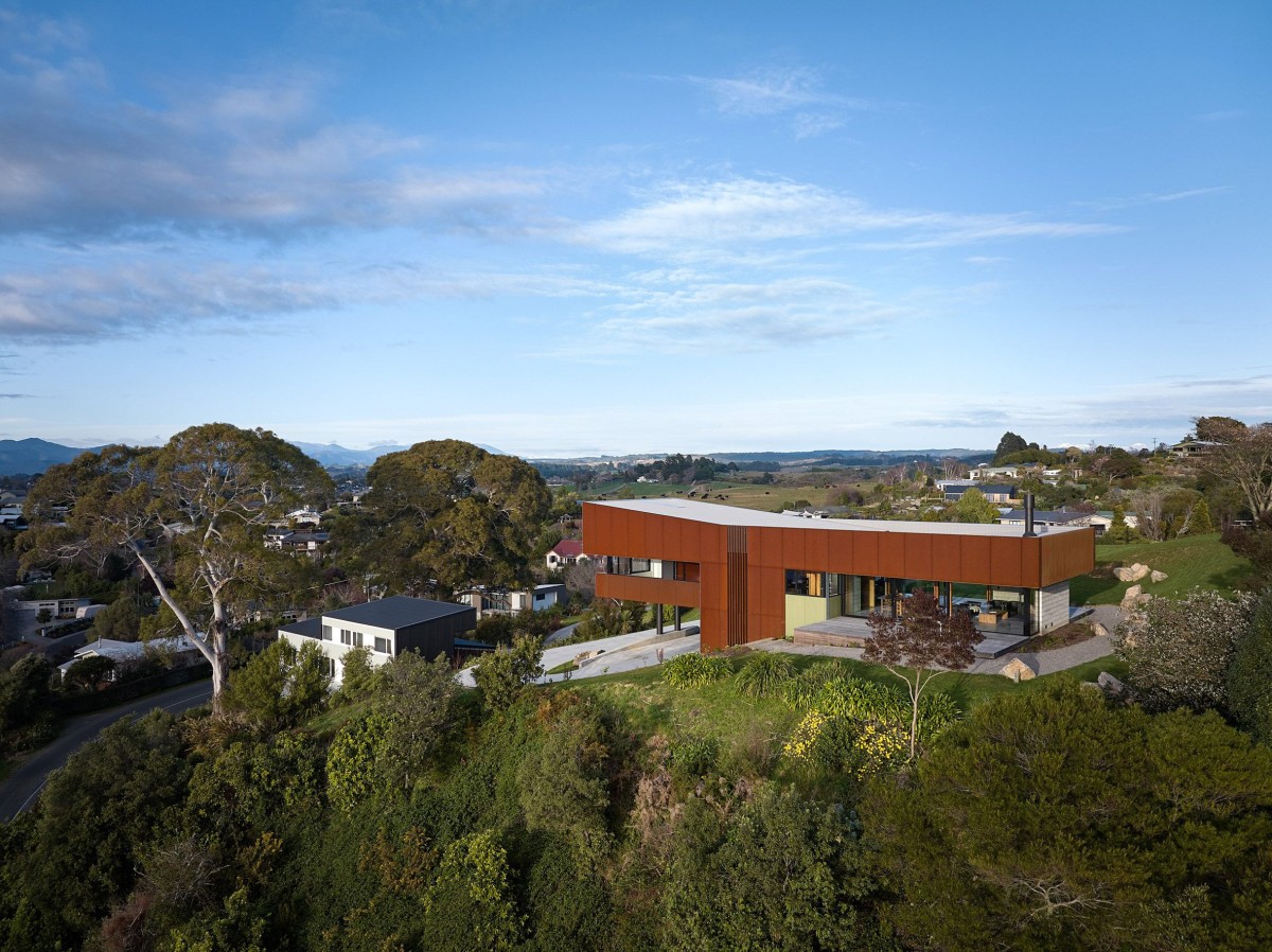 Las aberturas geométricas y un techo inclinado, que rompen la estructura rectangular básica, logra un estilo moderno que se adapta a las vistas del entorno.