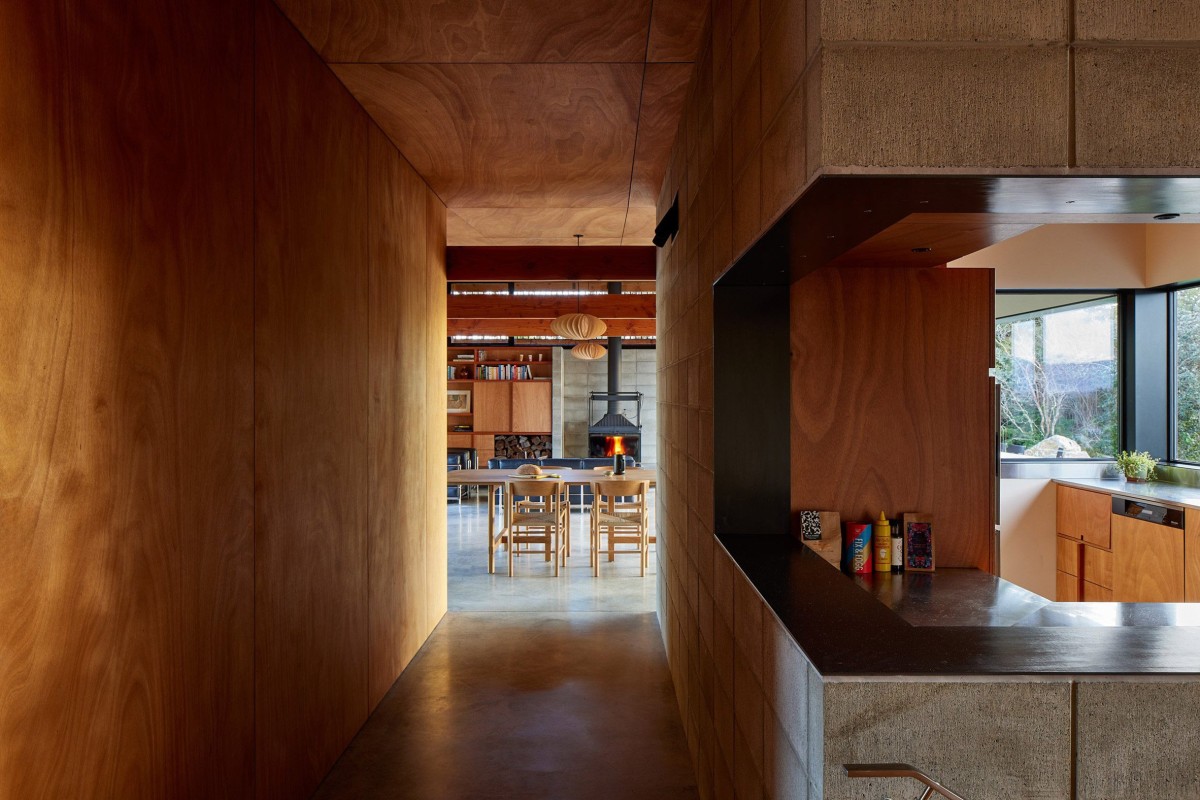 El revestimiento de madera contrachapada de Okoume y las vigas de abeto Douglas visibles en el techo aportan calidez y textura