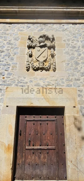 Escudo grabado en la fachada