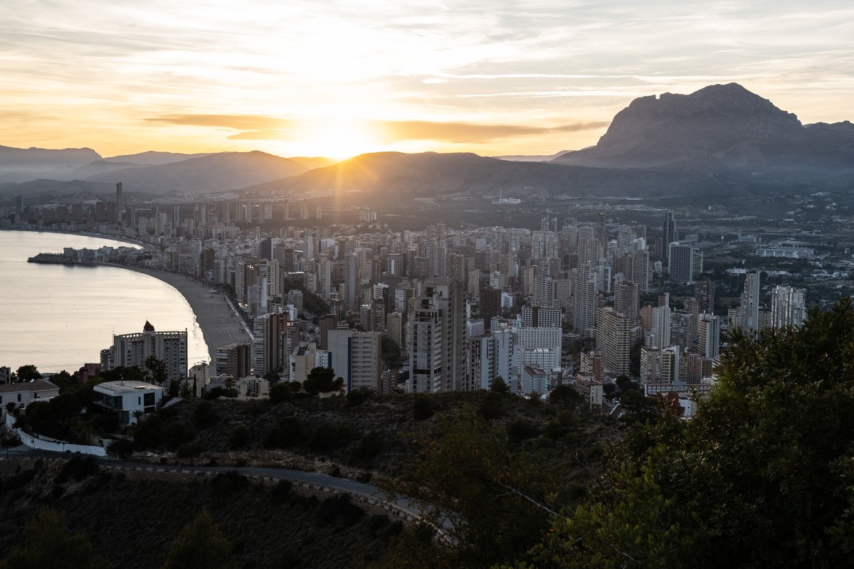 Vista panorámica de las torres de apartamentos al atardecer en Benidorm