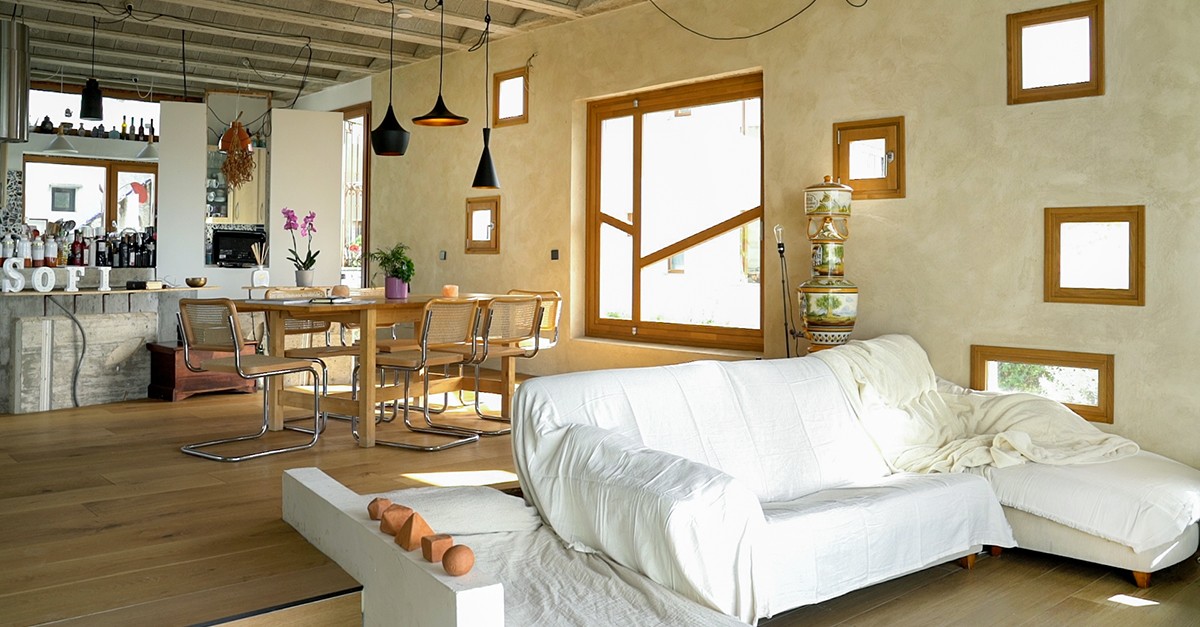 El salón de la casa de Enrique Barrera