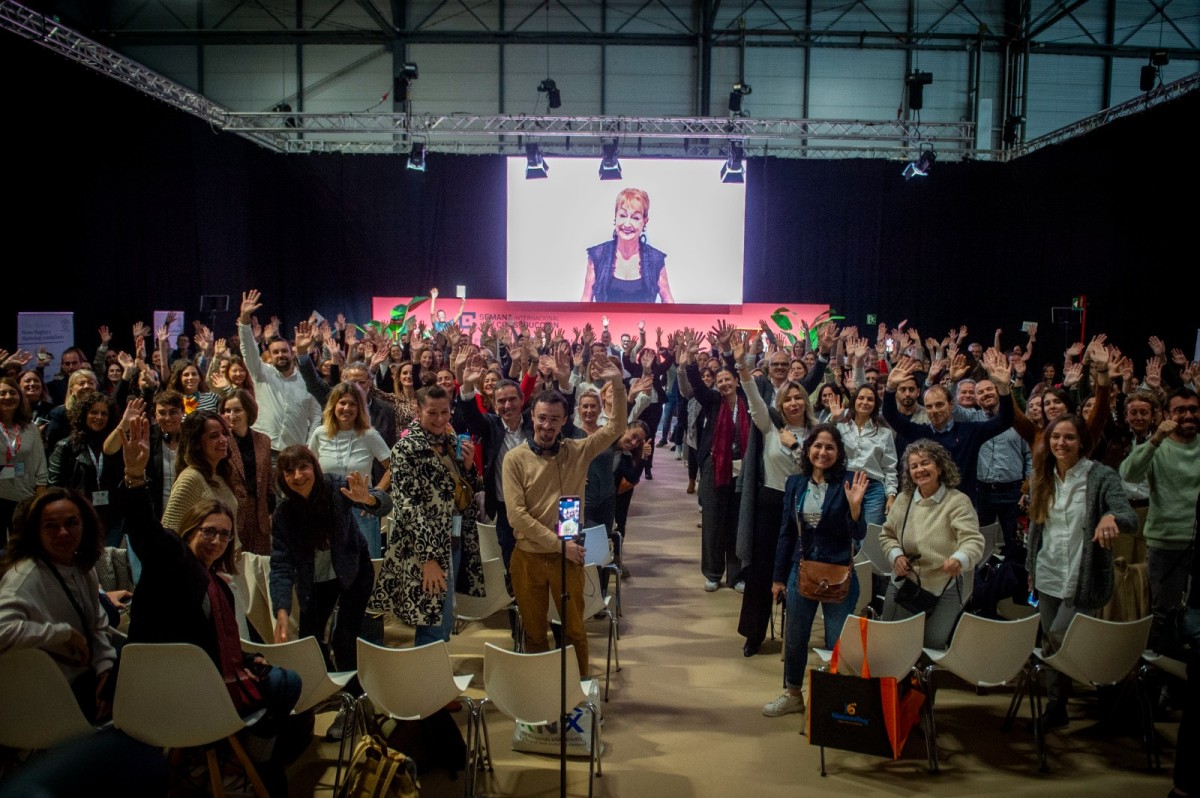 Asistentes saludando a Barbara Swart, creadora del 'home staging'