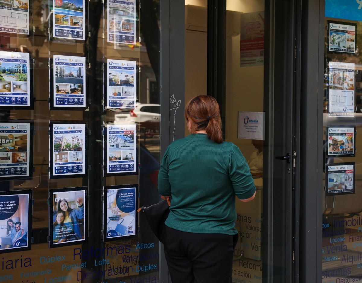 La bajada de tipos de interés fomentará más viviendas compradas con financiación, según Uve Valoraciones Archivo - Escaparate de una inmobiliaria en Madrid (España).