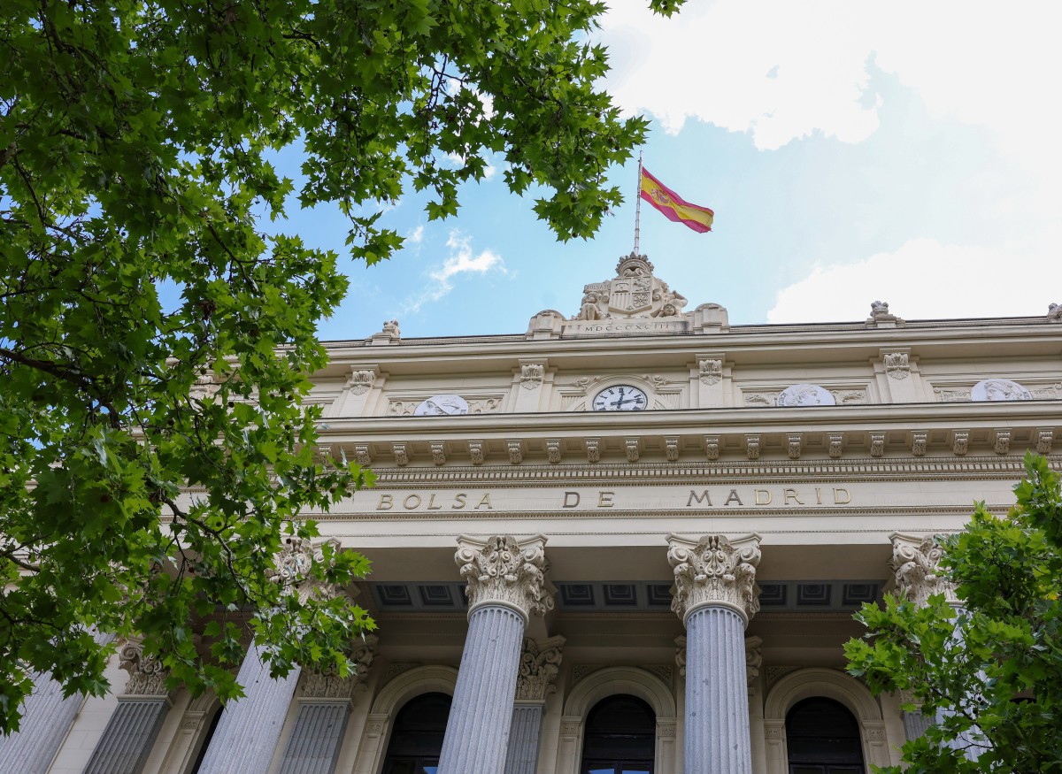 El Comité del Ibex excluye a Lar de varios índices Ibex desde la semana que viene por la OPA Fachada del Palacio de la Bolsa, a 20 de junio de 2023, en Madrid (España).