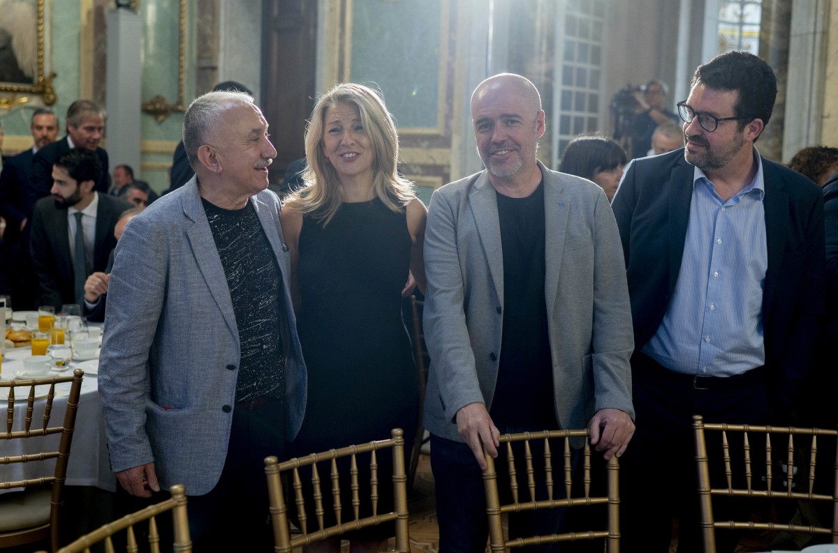Archivo - (I-D) El secretario general de CCOO, Unai Sordo; la vicepresidenta segunda y ministra de Trabajo, Yolanda Díaz y el secretario general de UGT, Pepe Álvarez y el secretario de Estado de Trabajo, Joaquín Pérez Rey